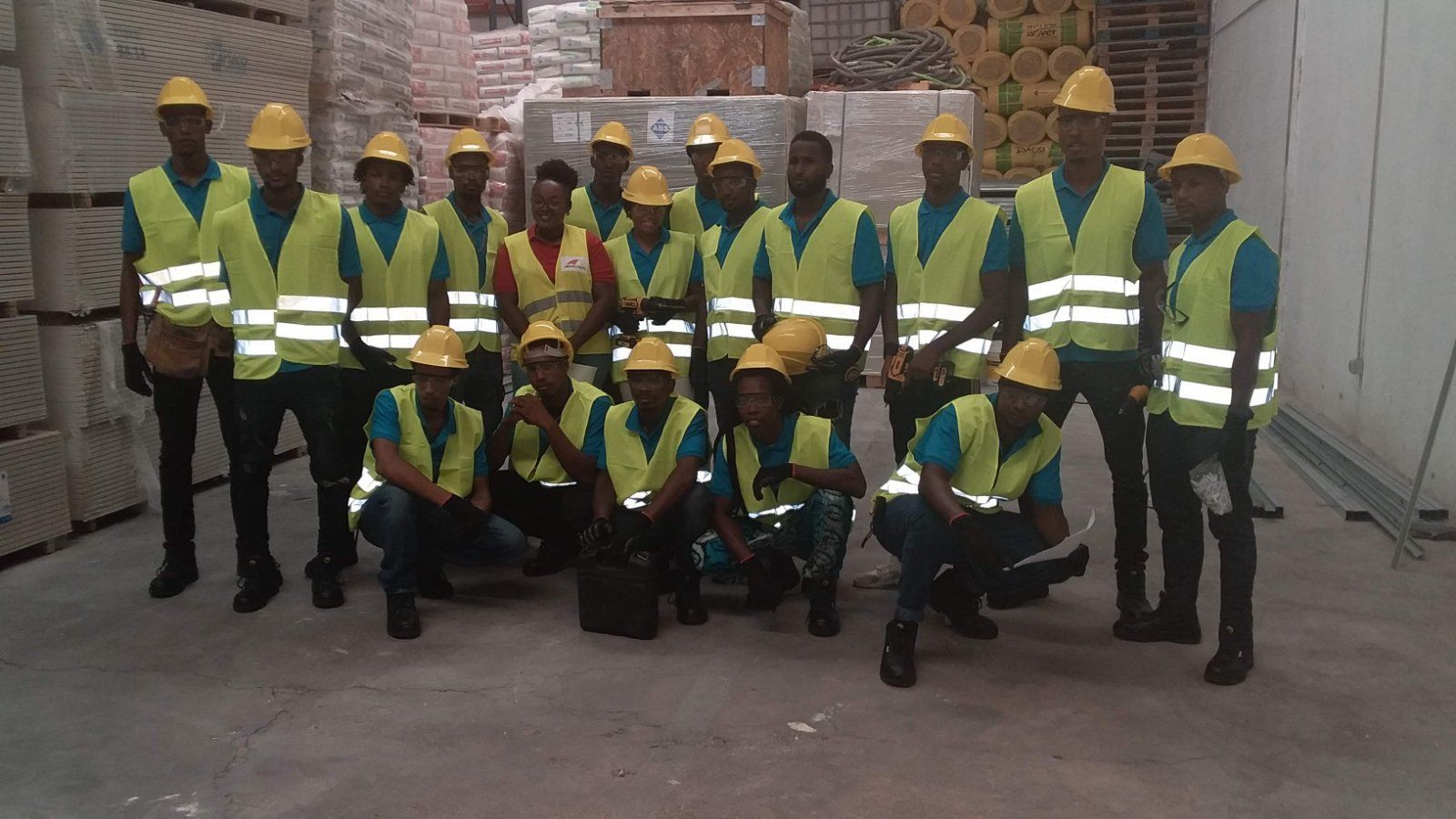 Um grupo de trabalhadores da construção civil posa para uma foto