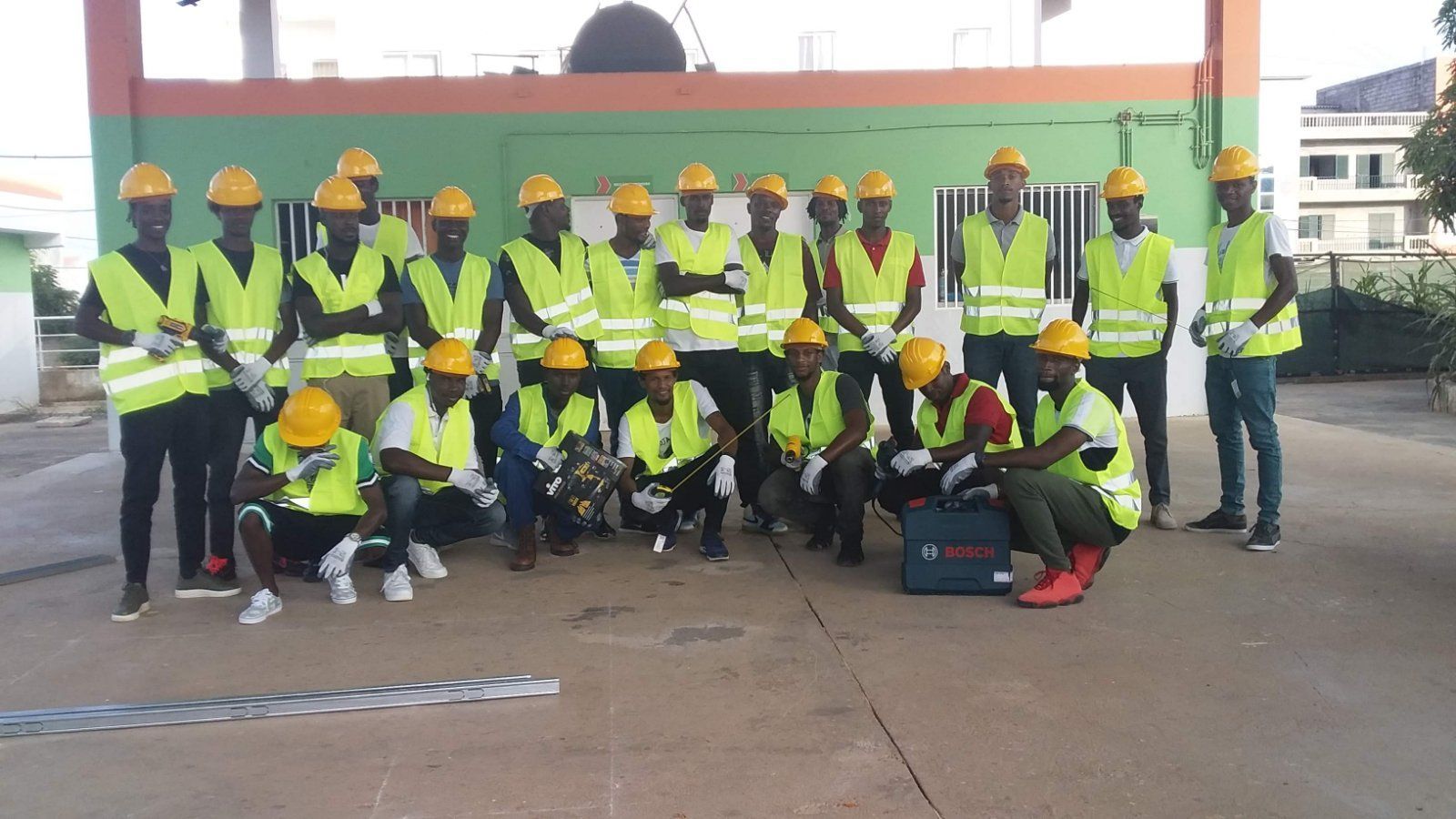 Um grupo de trabalhadores da construção civil posa para uma foto