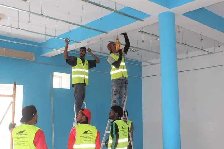 Um grupo de trabalhadores da construção civil está trabalhando em um teto