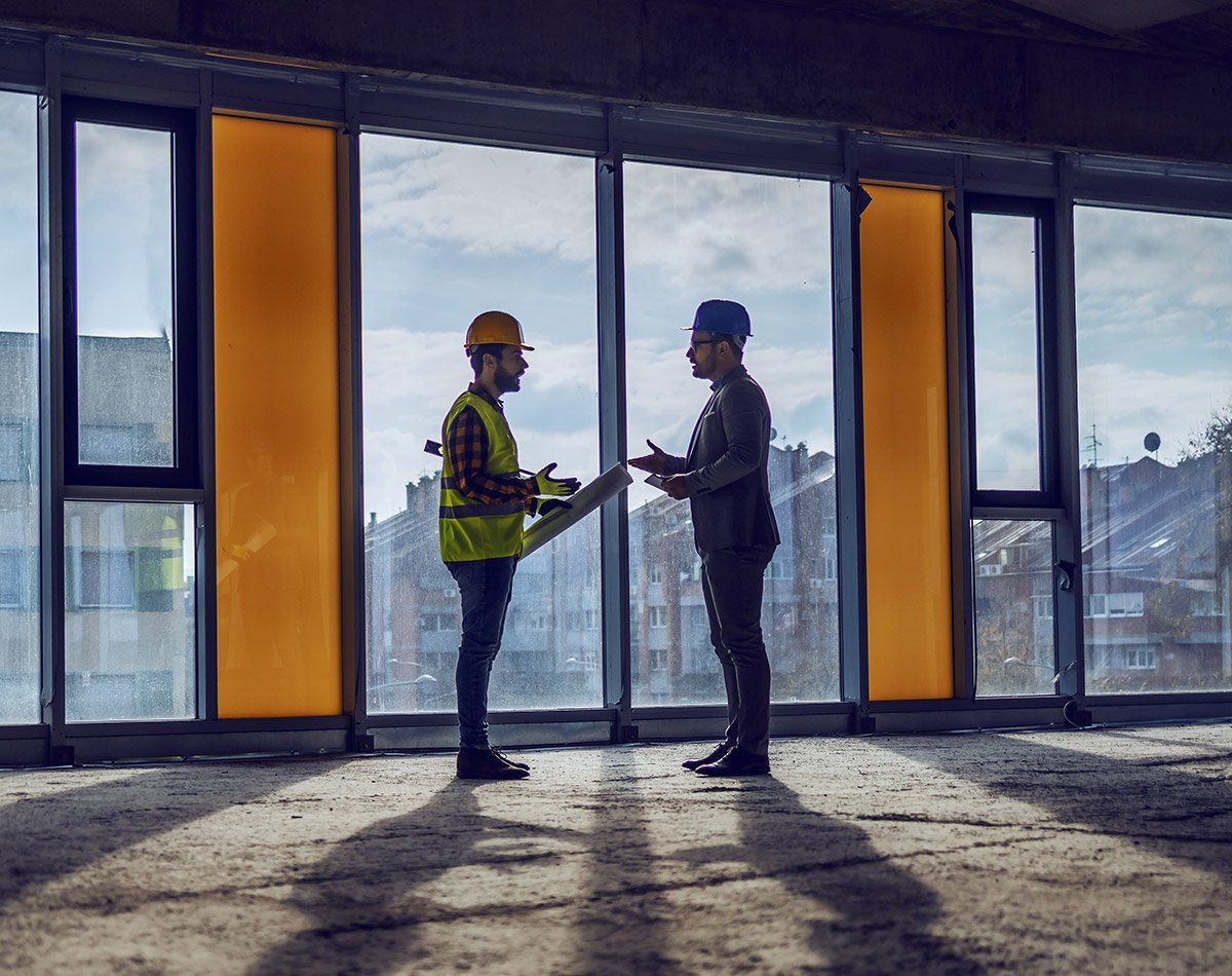 Expert en bâtiment rédige des notes sur un plan technique