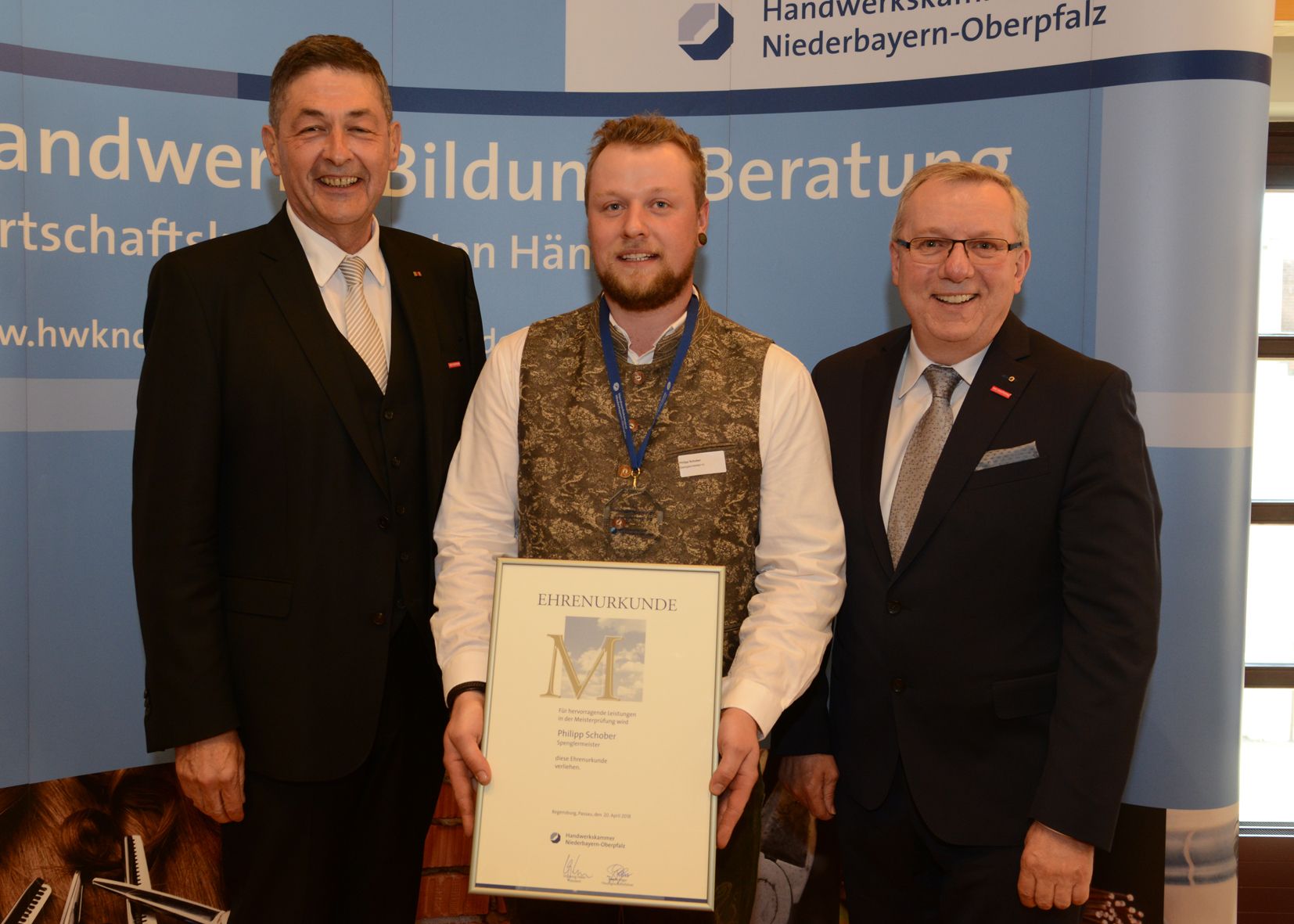 Ein Arbeiter in Schutzausrüstung klettert vor bewölktem Himmel auf ein Metalldach, um Paneele zu reparieren.