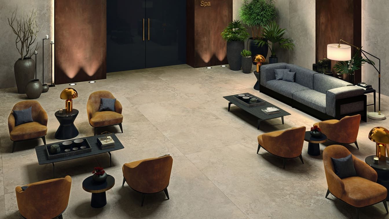 Carrelage en pierres naturelles sur le sol d'un salon de réception
