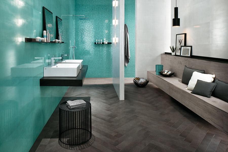 Carrelage effet bois sur un sol de salle de bains