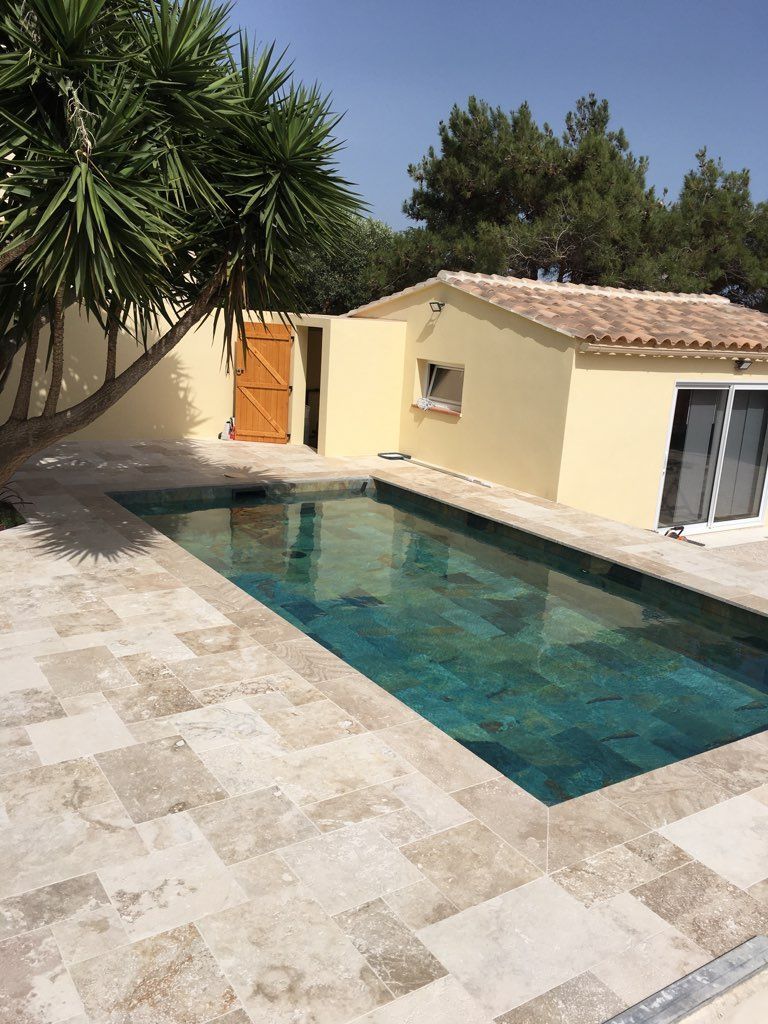 Carrelage de la gamme Bali dans une piscine remplie