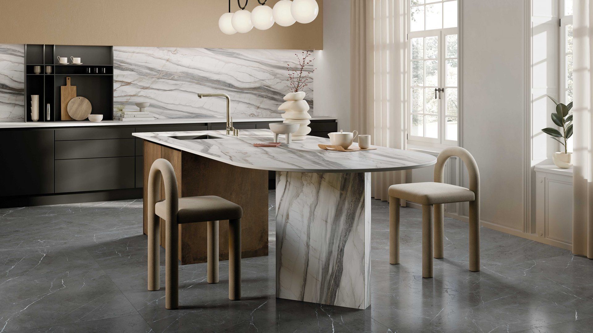 Carrelage à effet marbe noir dans une cuisine,La Ciotat, Aubagne, St Cyr-sur-mer, Six-four les plages.