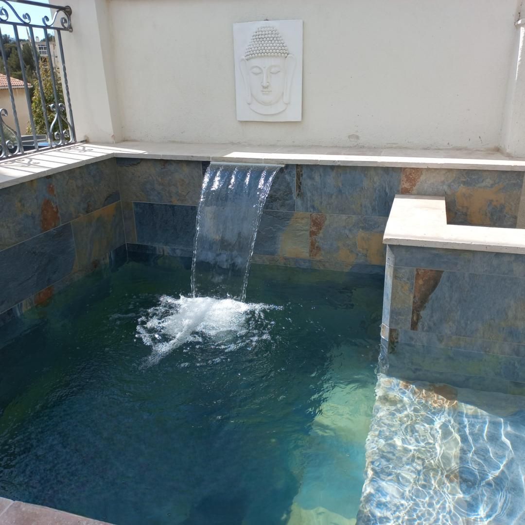 Carrelage d'une piscine avec une cascade,La Ciotat, Aubagne, St Cyr-sur-mer, Six-four les plages.