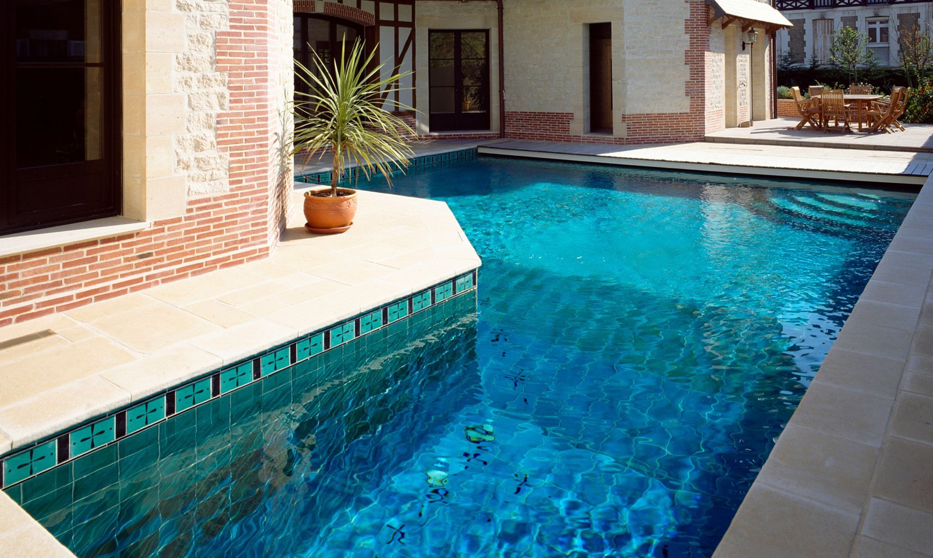 Carrelage d'une piscine en L,La Ciotat, Aubagne, St Cyr-sur-mer, Six-four les plages.