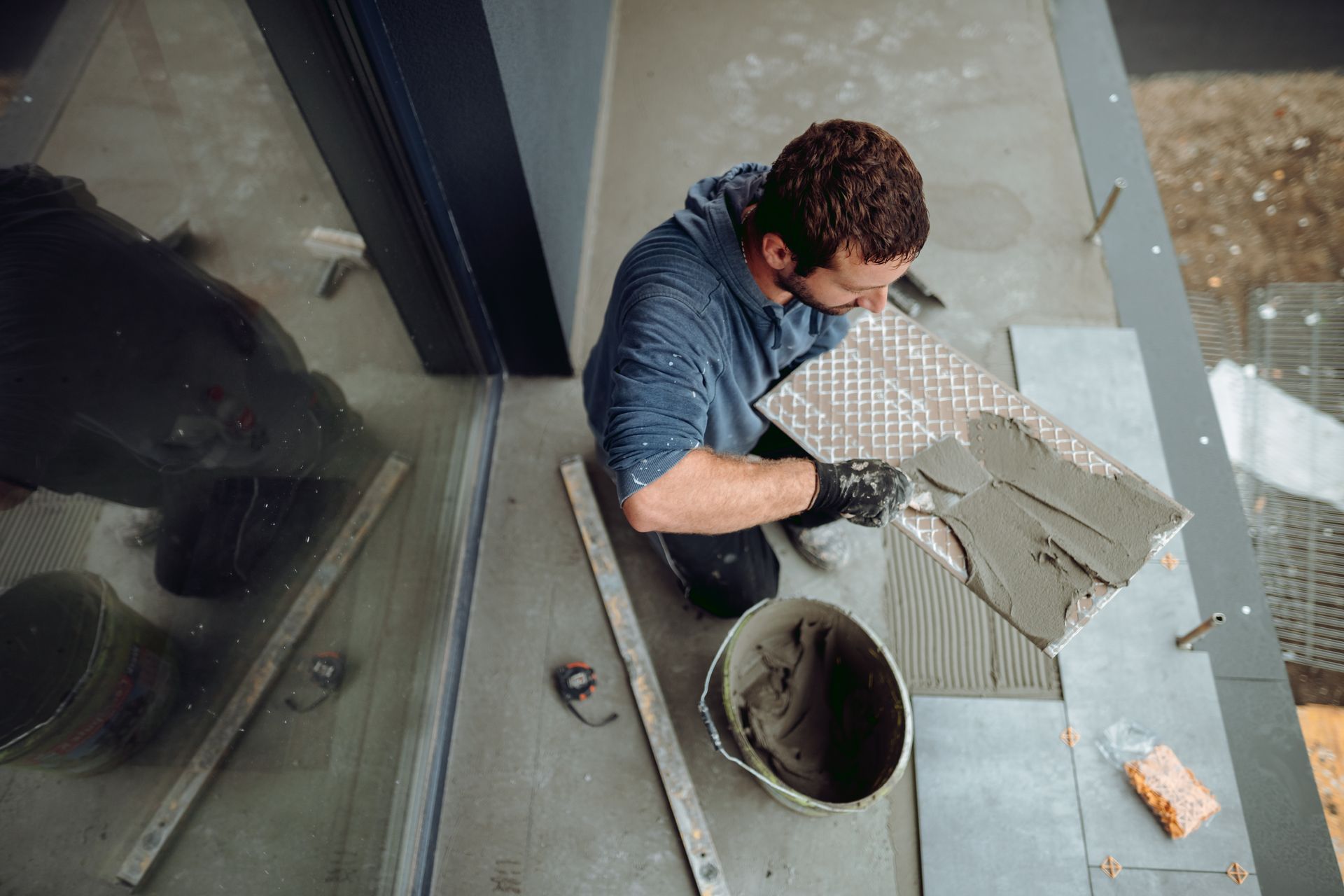 Colle à carrelage dans un sceau,La Ciotat, Aubagne, St Cyr-sur-mer, Six-four les plages.