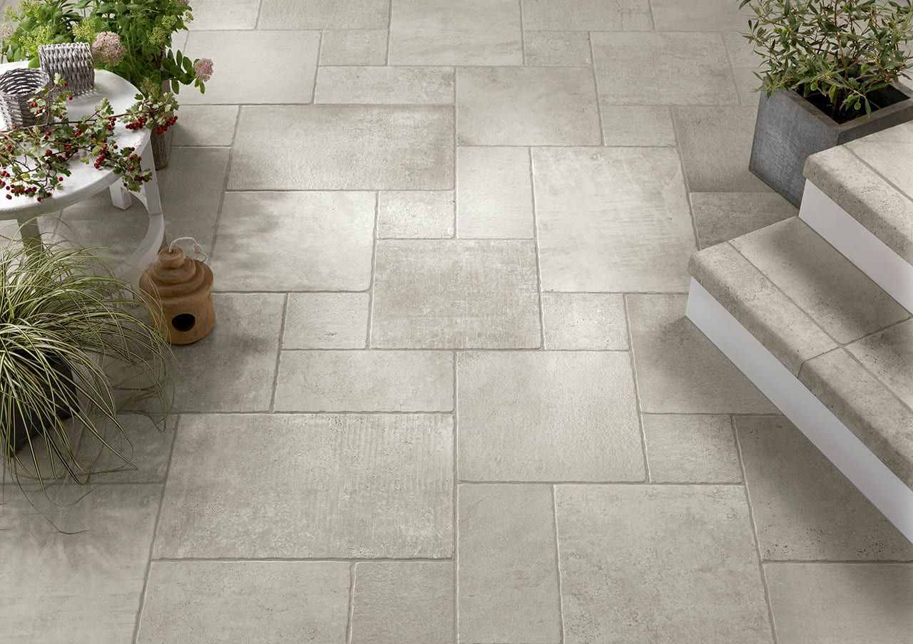 Carrelage en pierres naturelles sur une terrasse