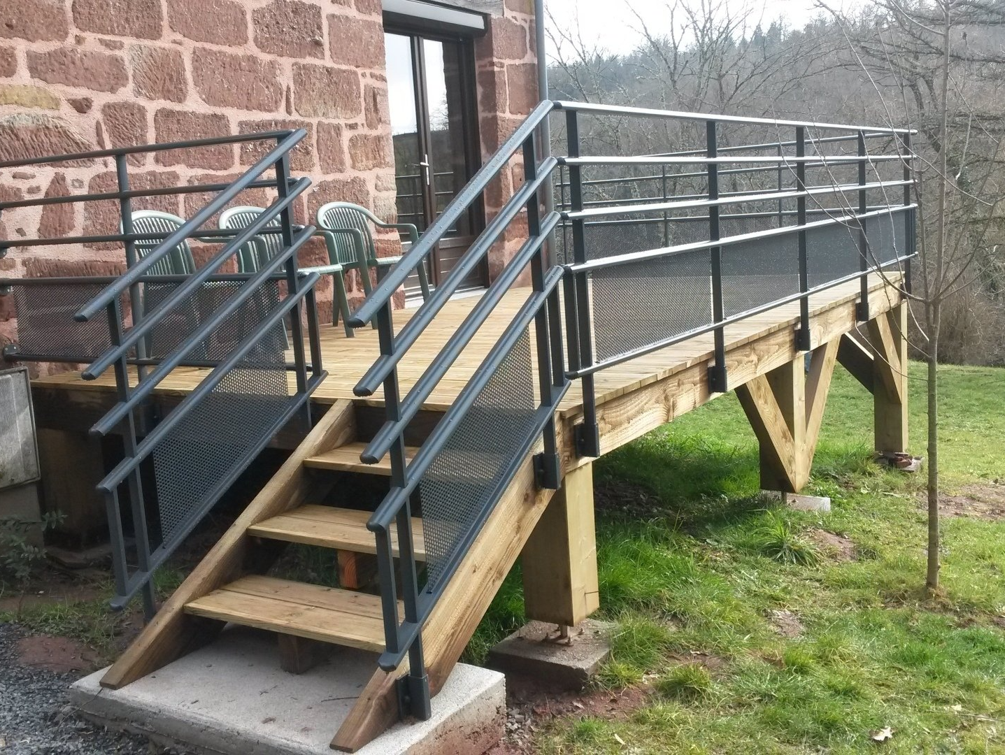 Terrasse en bois avec escaliers en bois et rambarde noire  en métal