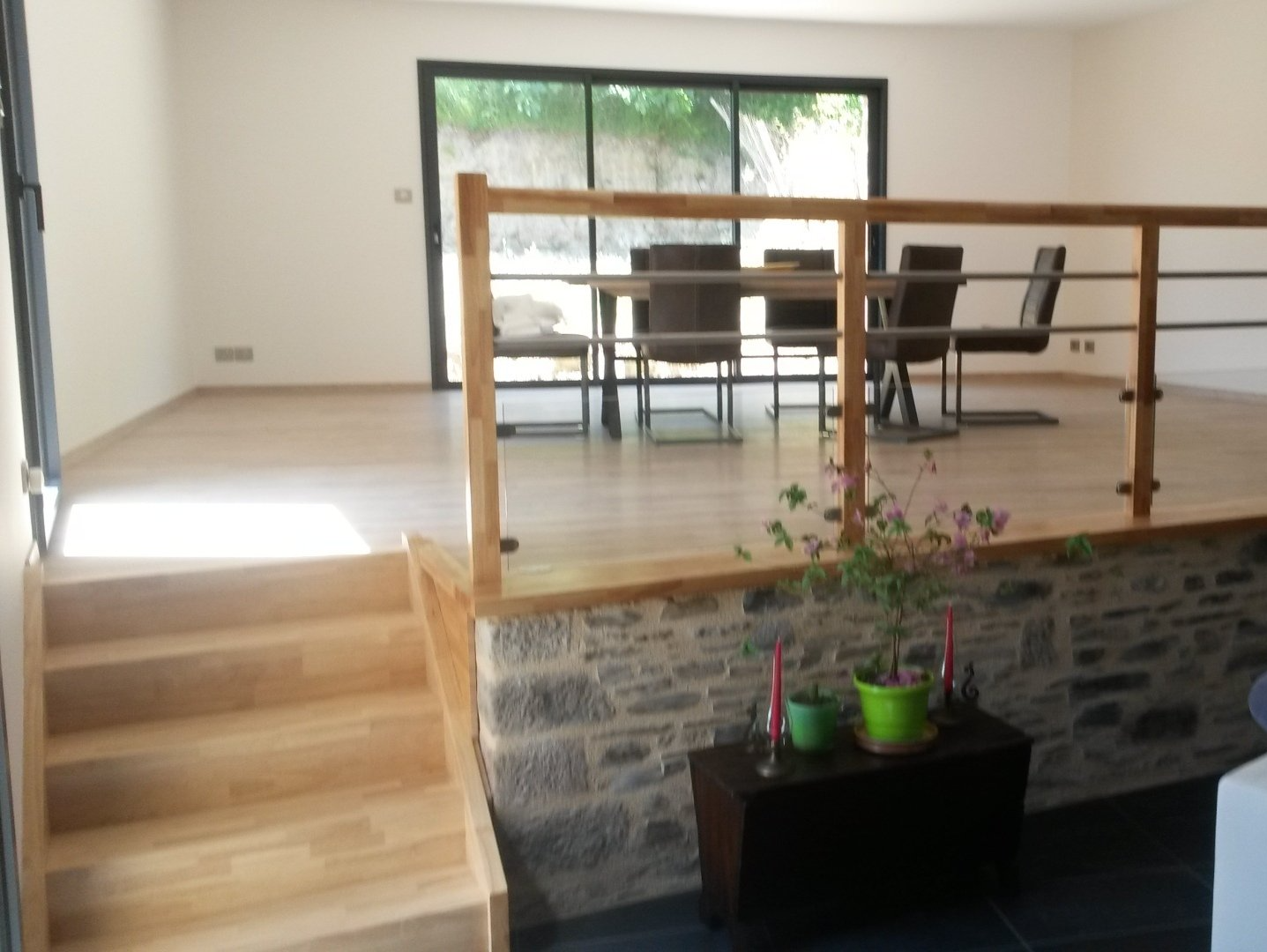 Escaliers à 5 marches pour accéder à un salon qui surplombe la pièce