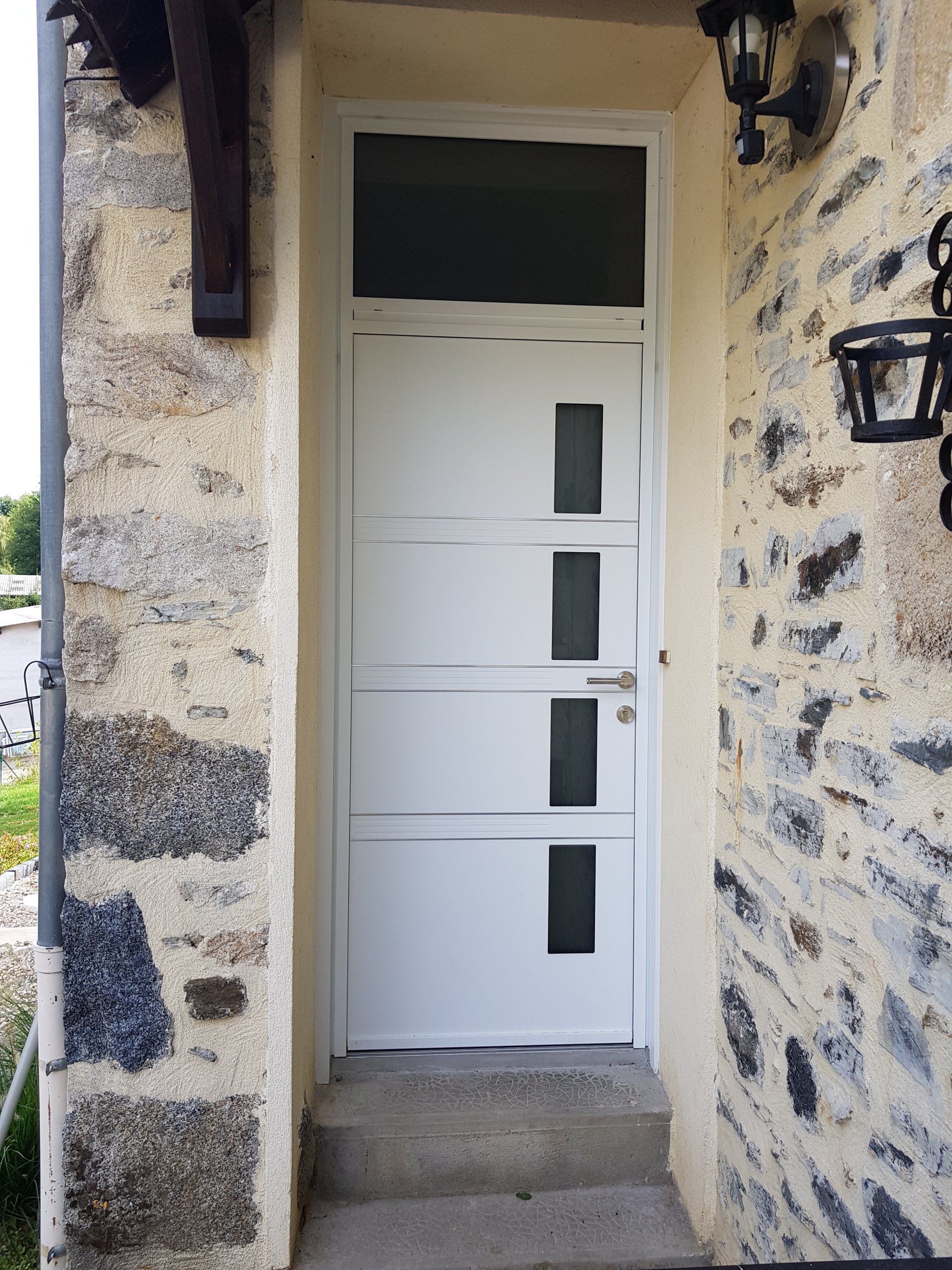 Porte d'entrée blanche avec imposte vitré et inserts en verre