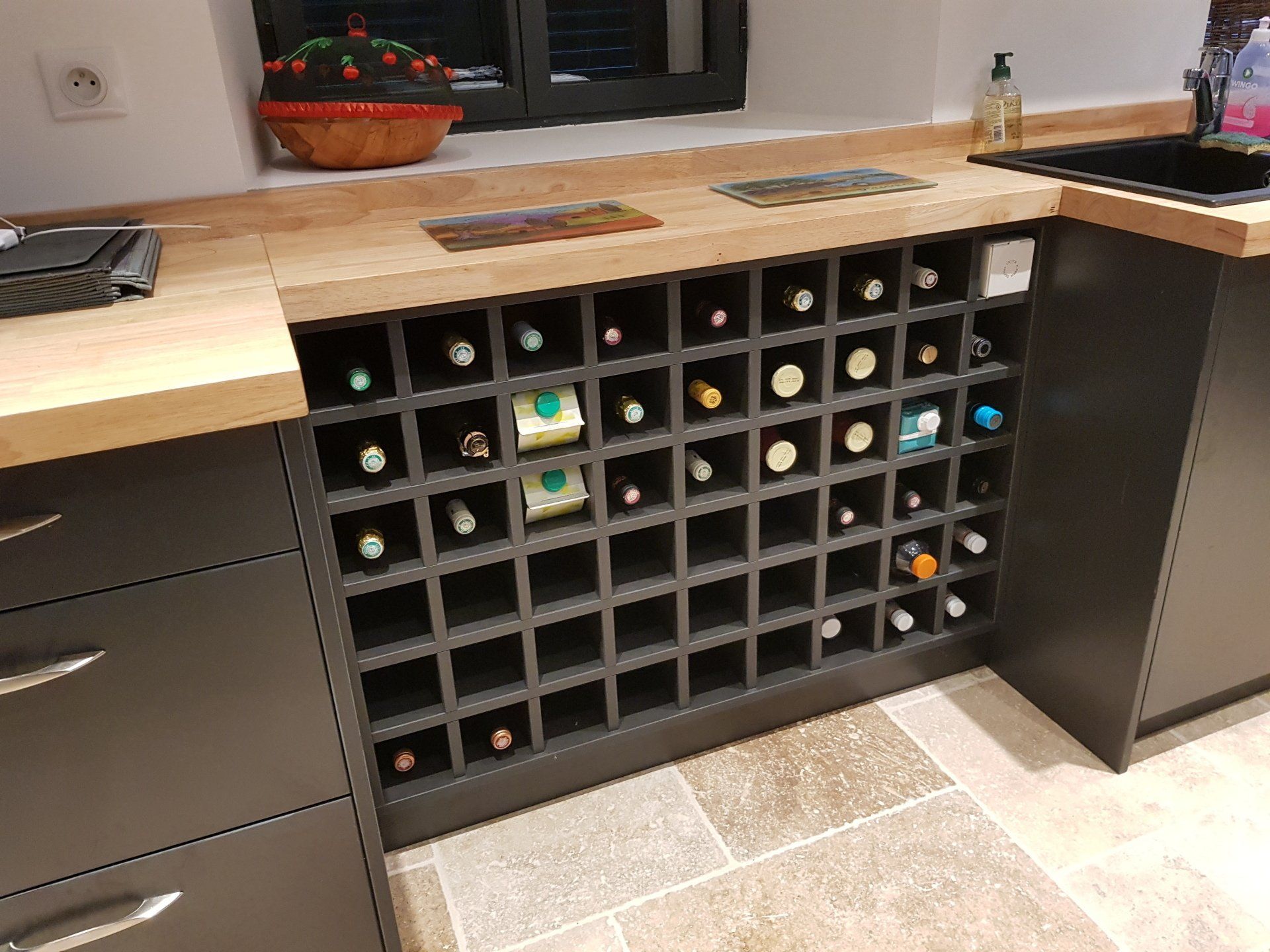 Cuisine avec compartiments pour bouteilles de vin