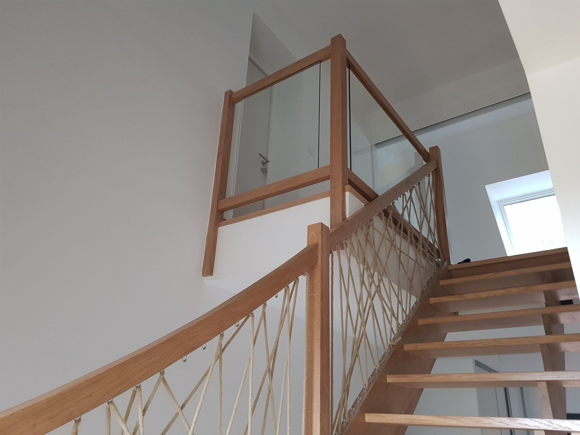 Escaliers en bois et garde-corps vitré