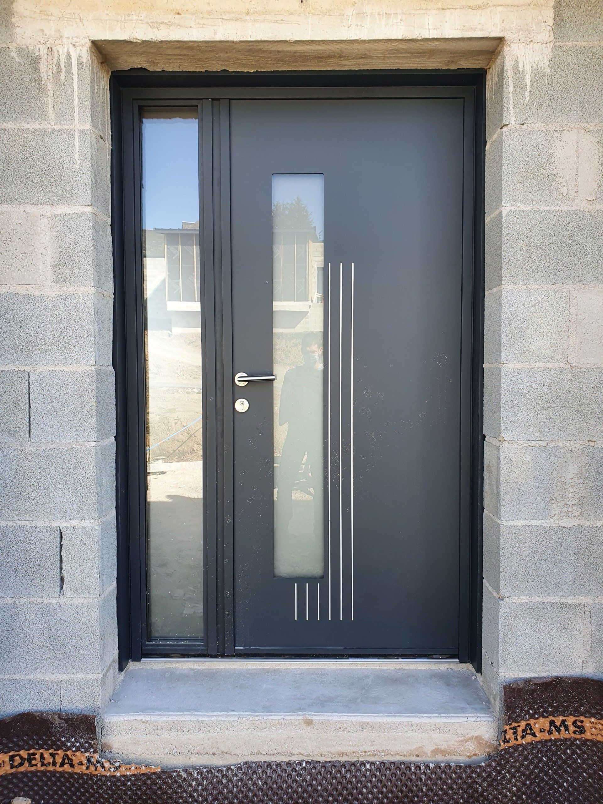 Porte d'entrée en aluminium avec vantail vitré et insert en verre