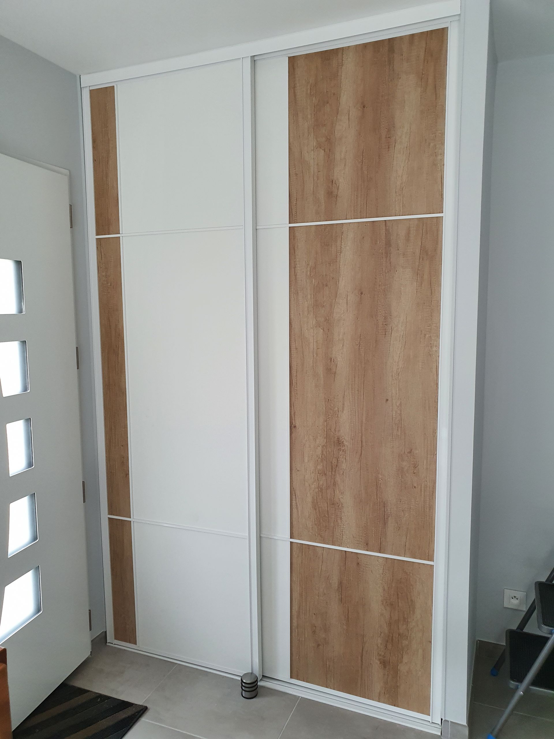 Placard blanc avec portes coulissantes effet bois