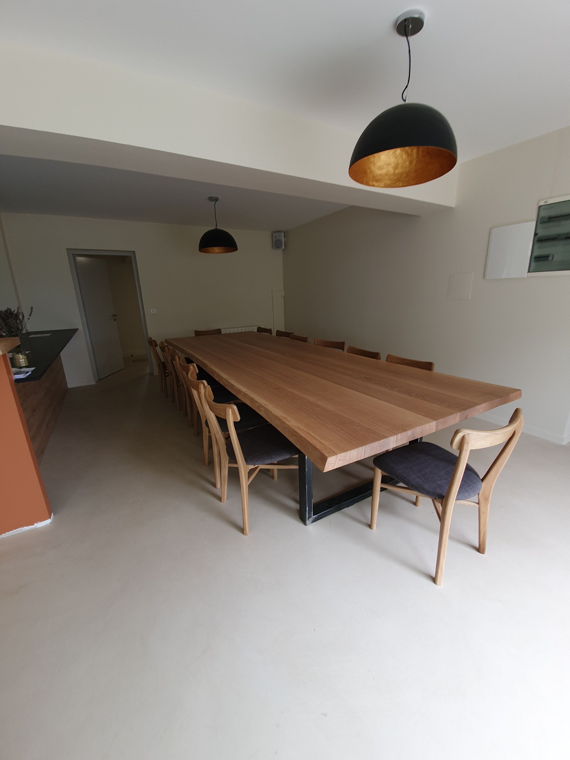 Grande table en bois dans une salle de réunion
