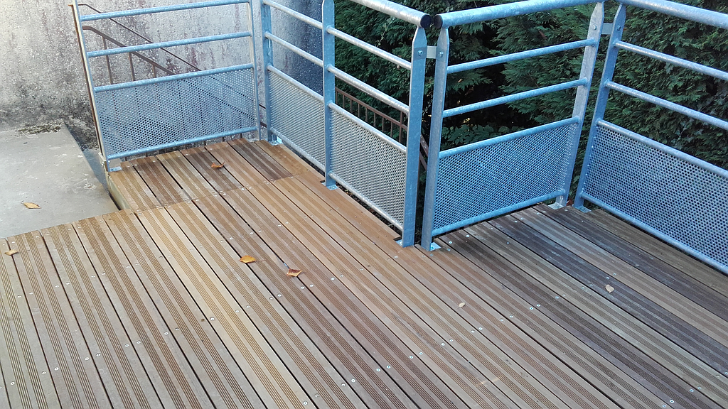 Terrasse en bois avec garde-corps en métal