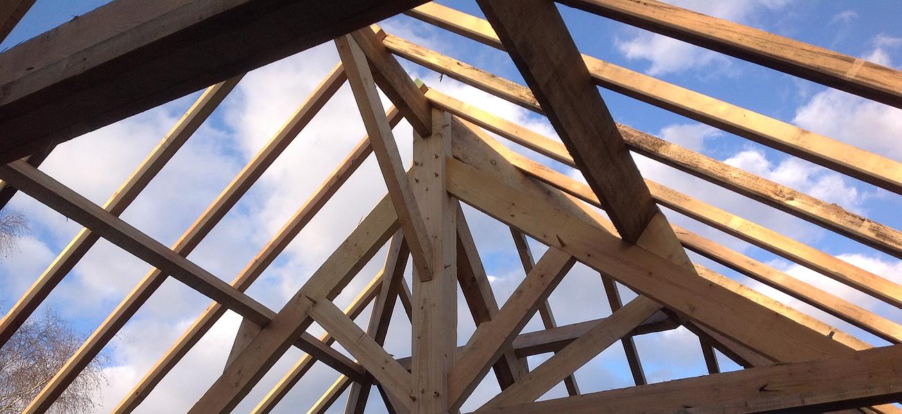 Charpente en bois, vue sur le ciel