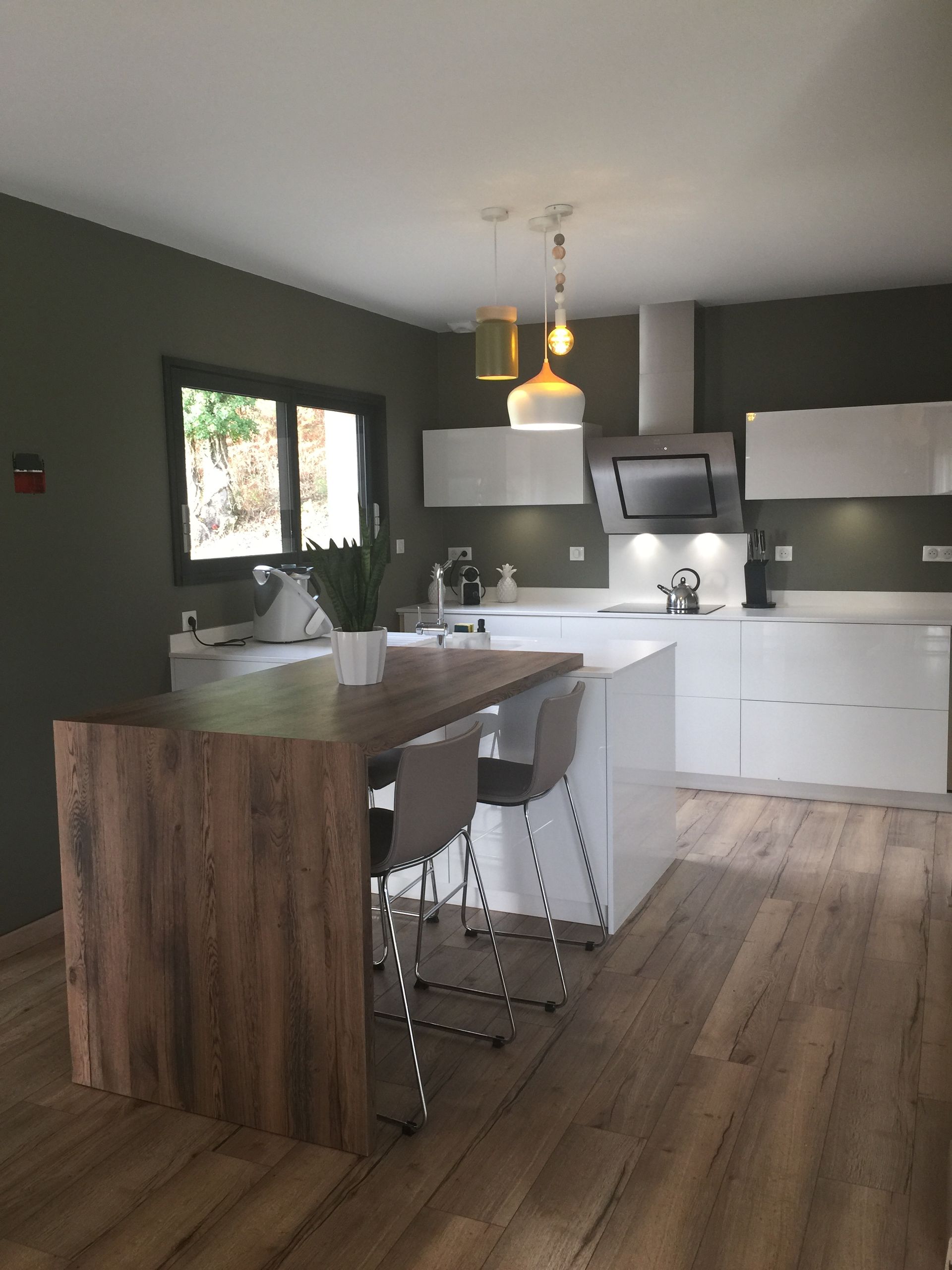 Cuisine blanche avec table haute en bois