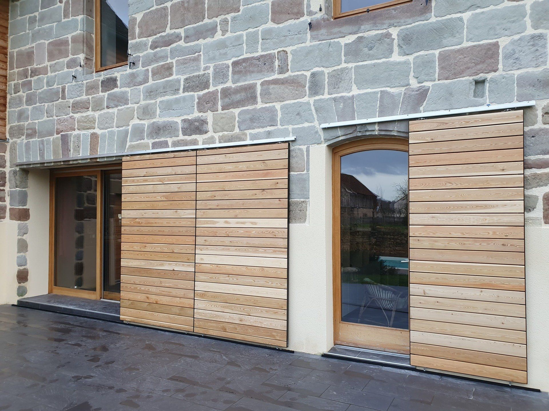 Baie vitré et porte fenêtre en bois, volets coulissants en bois sur rail