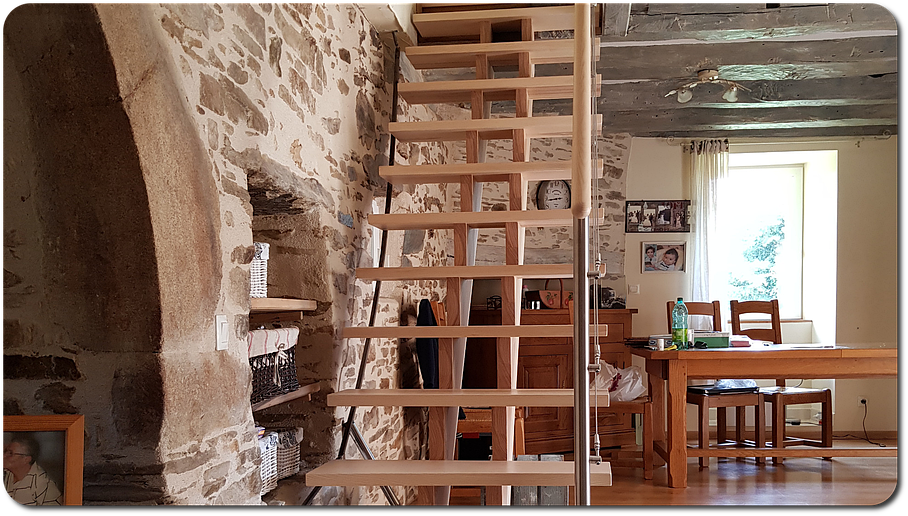 Escaliers en bois sans contremarche dans une maison avec pierres apparentes