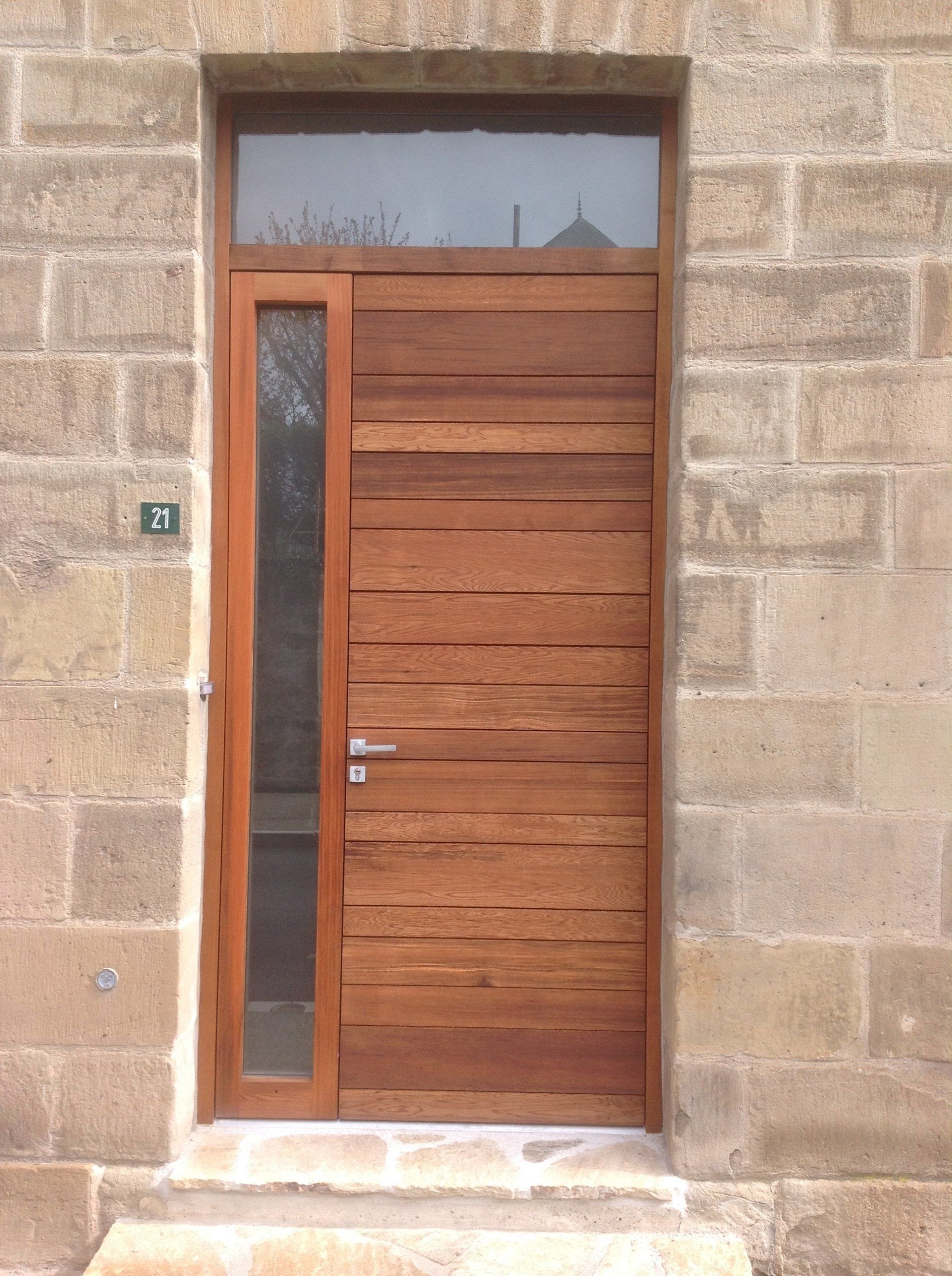 Porte d'entrée en bois avec vantail et imposte vitrés