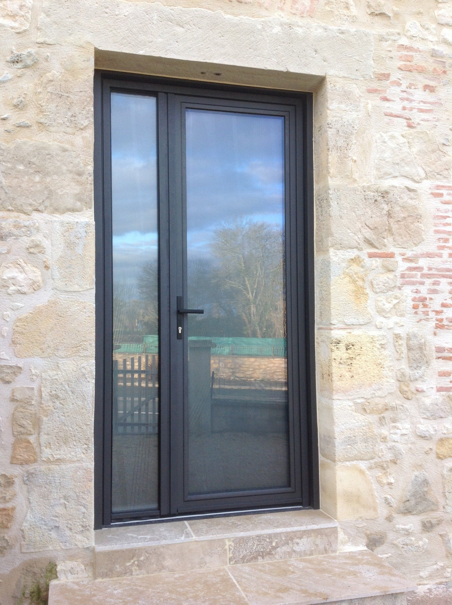 Porte fenêtre à deux vantaux en aluminium gris