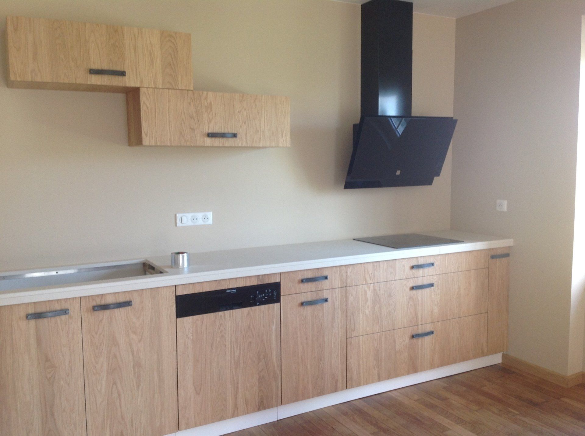 Cuisine revêtement en bois, plan de travail blanc et hotte moderne