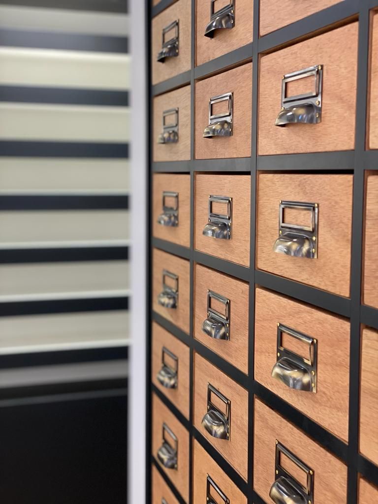 Tiroirs d'officine en bois
