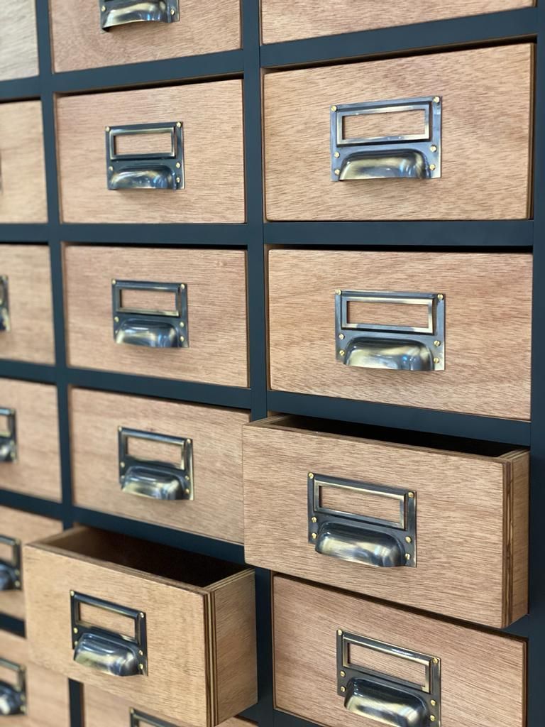 Tiroirs d'officine en bois et poignées en laiton