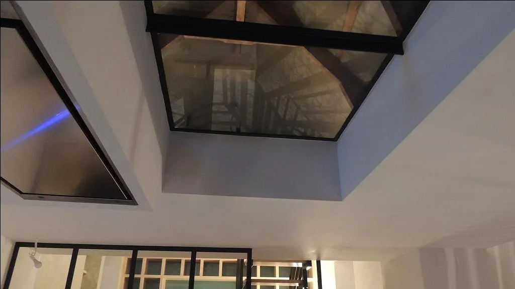 Charpente en construction avec plafond de verre