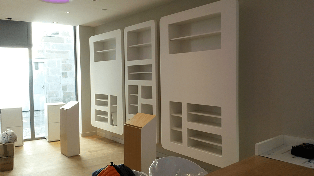 Rayonnage de magasin avec compartiments en cours d'installation