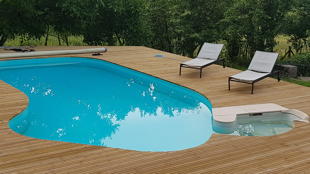 Piscine creusée avec terrasse en bois