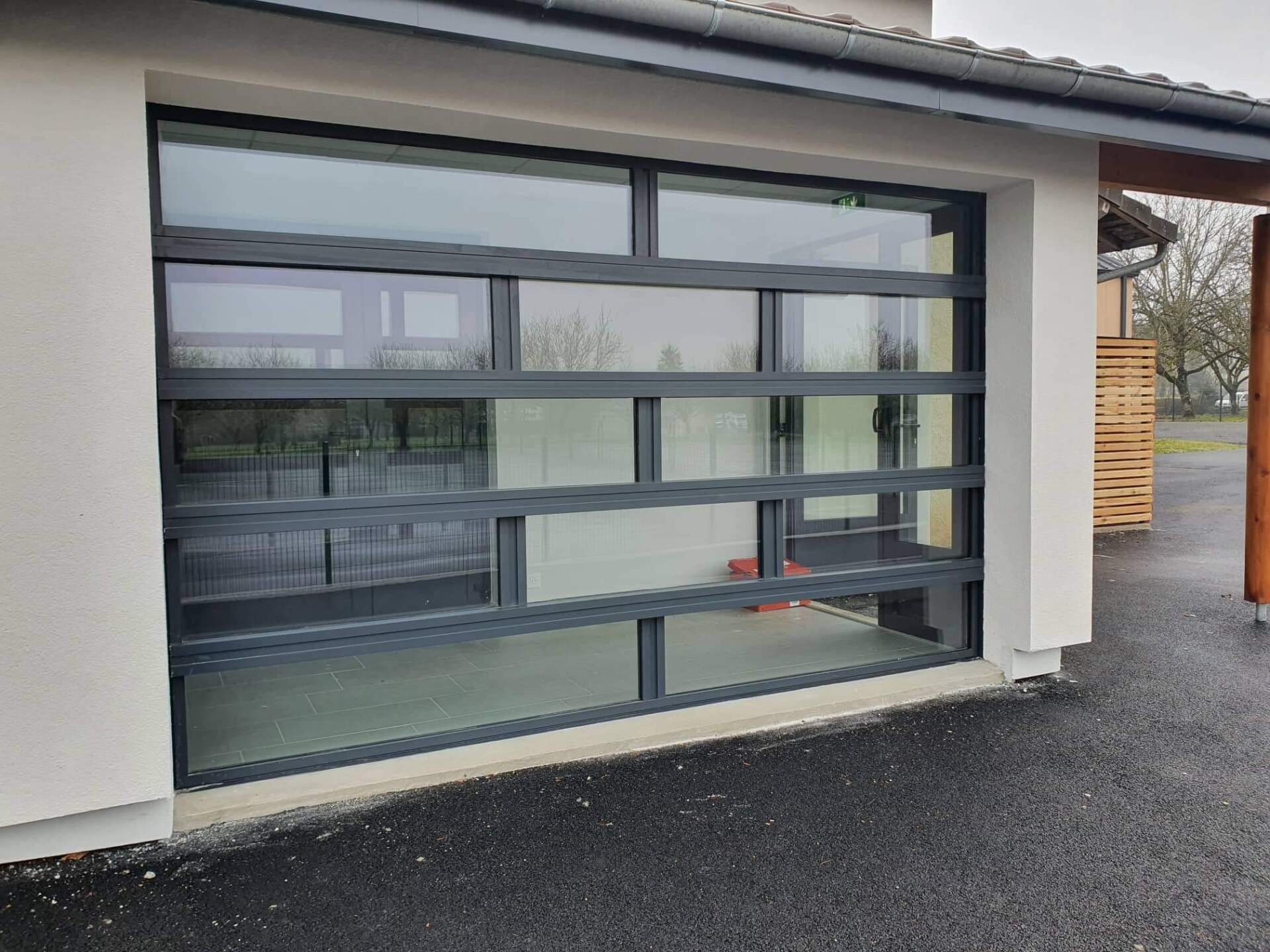 Grande fenêtre en aluminium antracite avec carreaux horizontaux