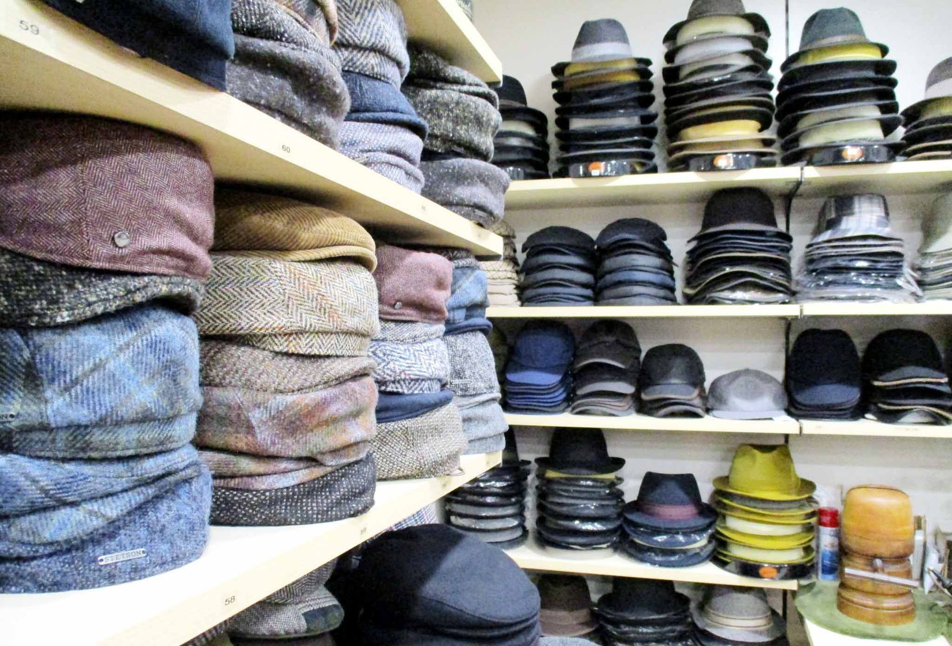 Cappelli diversi colori tessuti