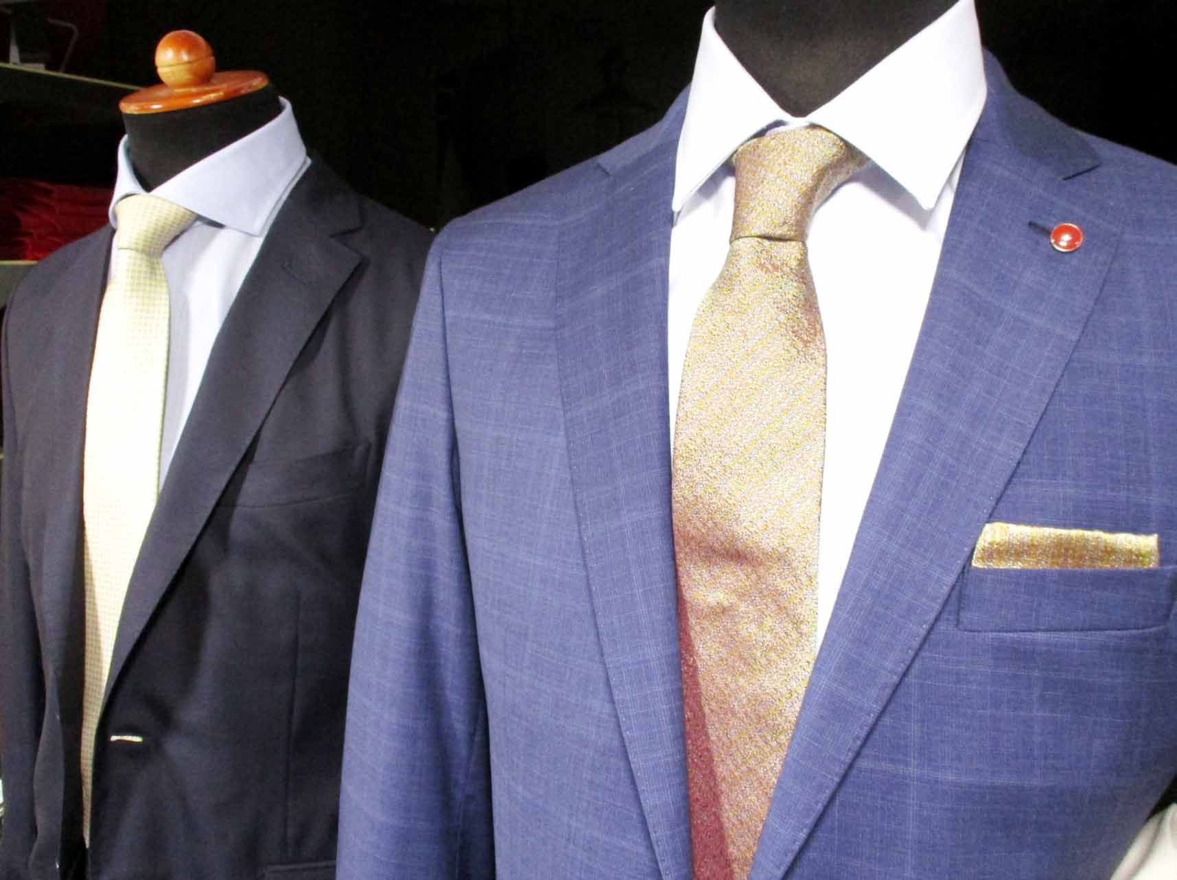 Vestiti eleganti con cravatta