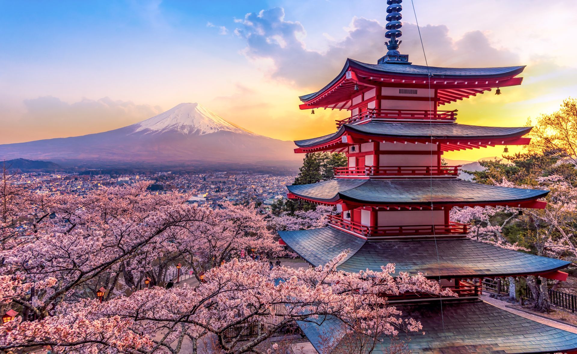 Mont Fuji et pagode Chureito au Japon, cerisiers en fleurs et lever de soleil.