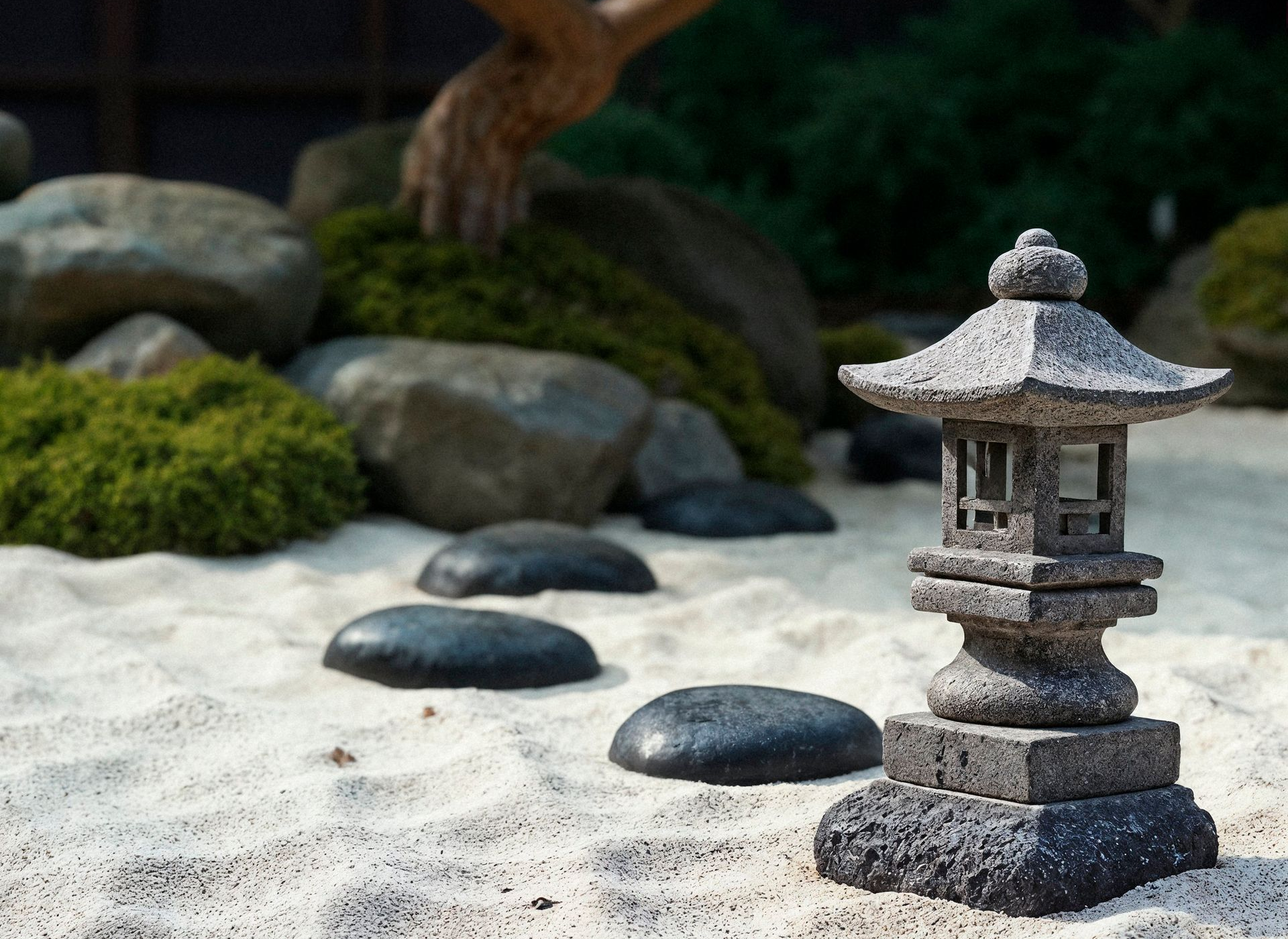 Pagode japonaise rouge et noire à cinq niveaux.