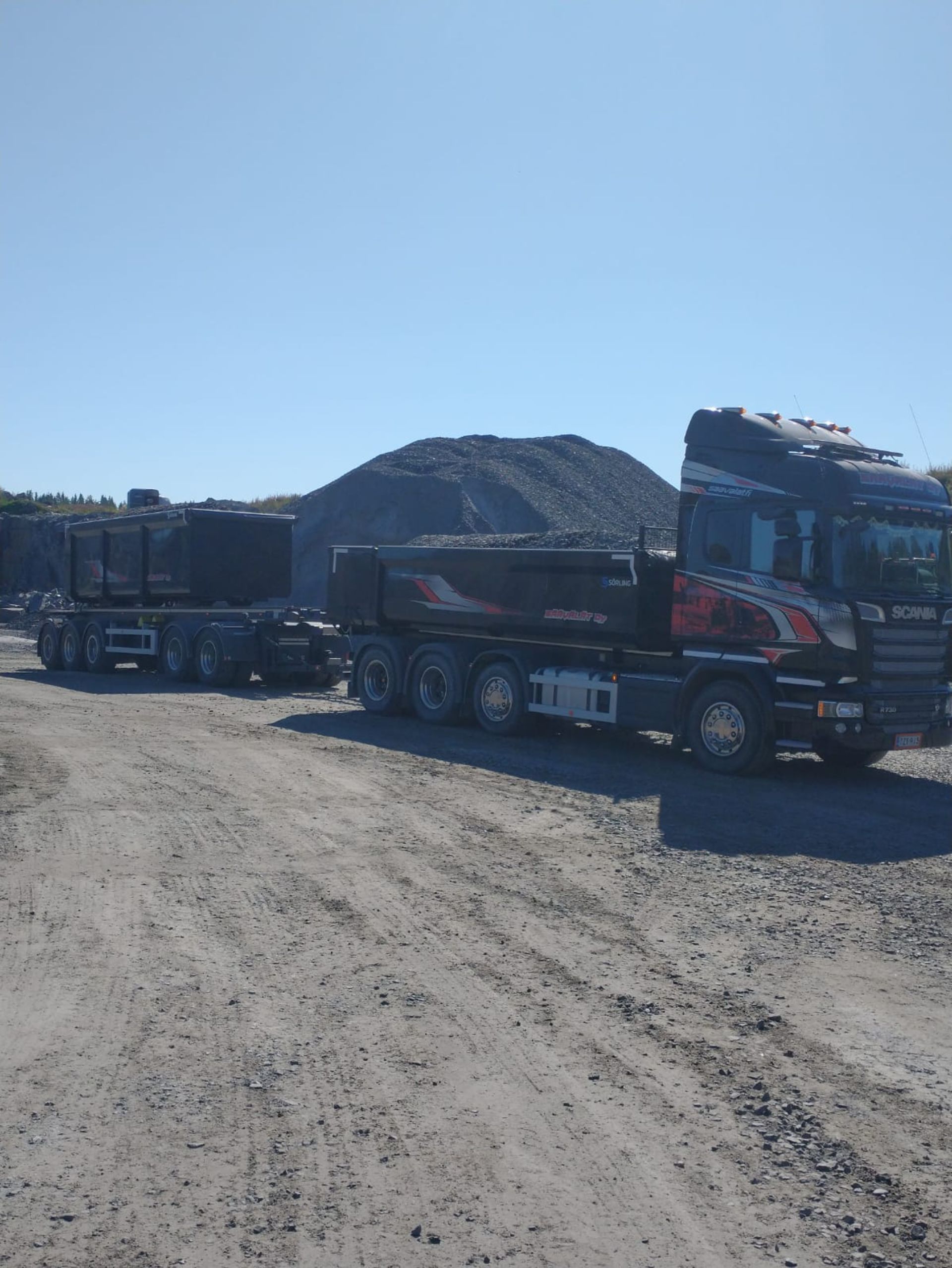 Maa-aineksien kuljetusta