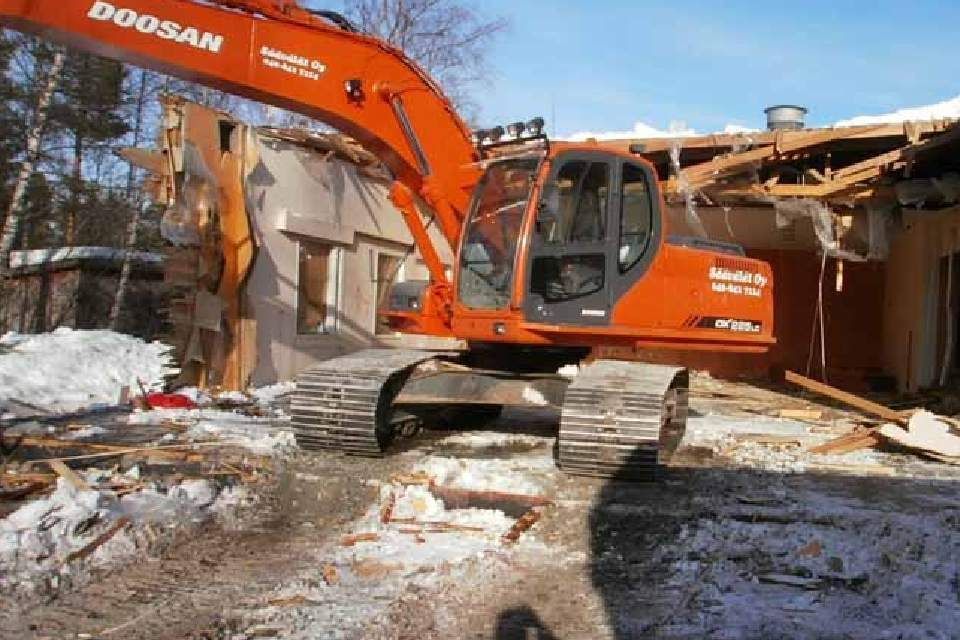 Säävälät Oy tekee talojen purkutöitä