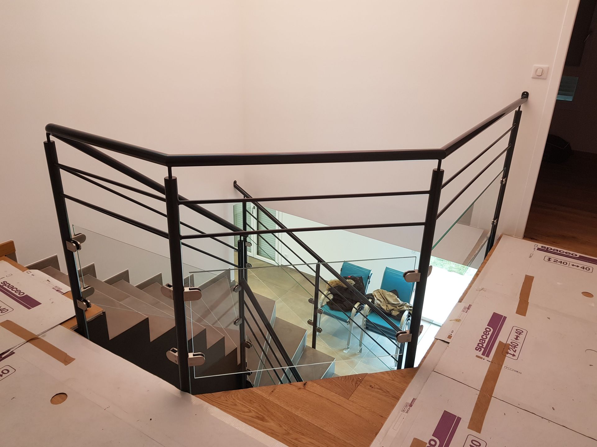 Garde-corps métallique avec un vitrage à l'étage avec une ouverture sur l'étage du dessous