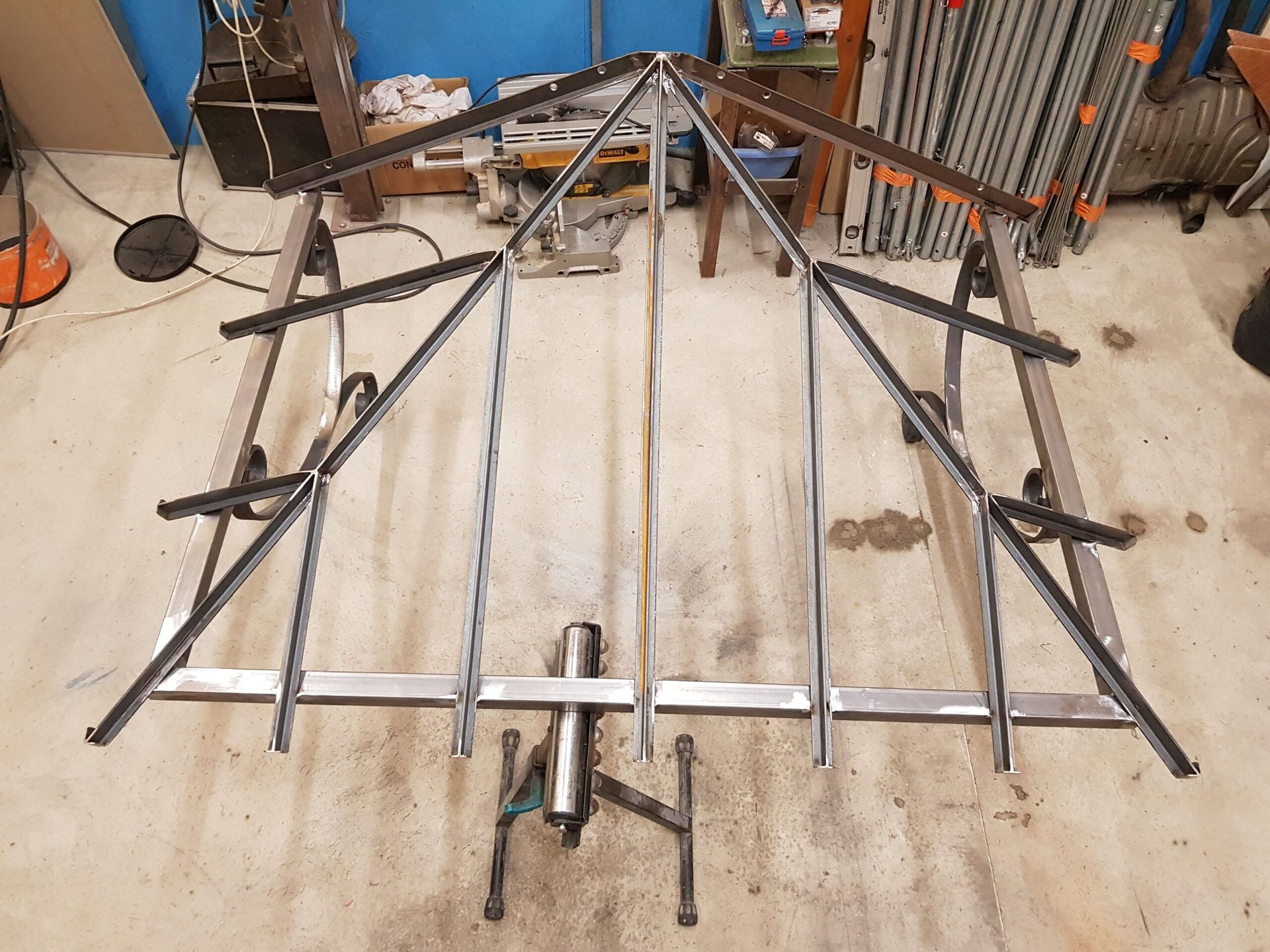 Fabrication d'une marquise en acier au sein d'un atelier