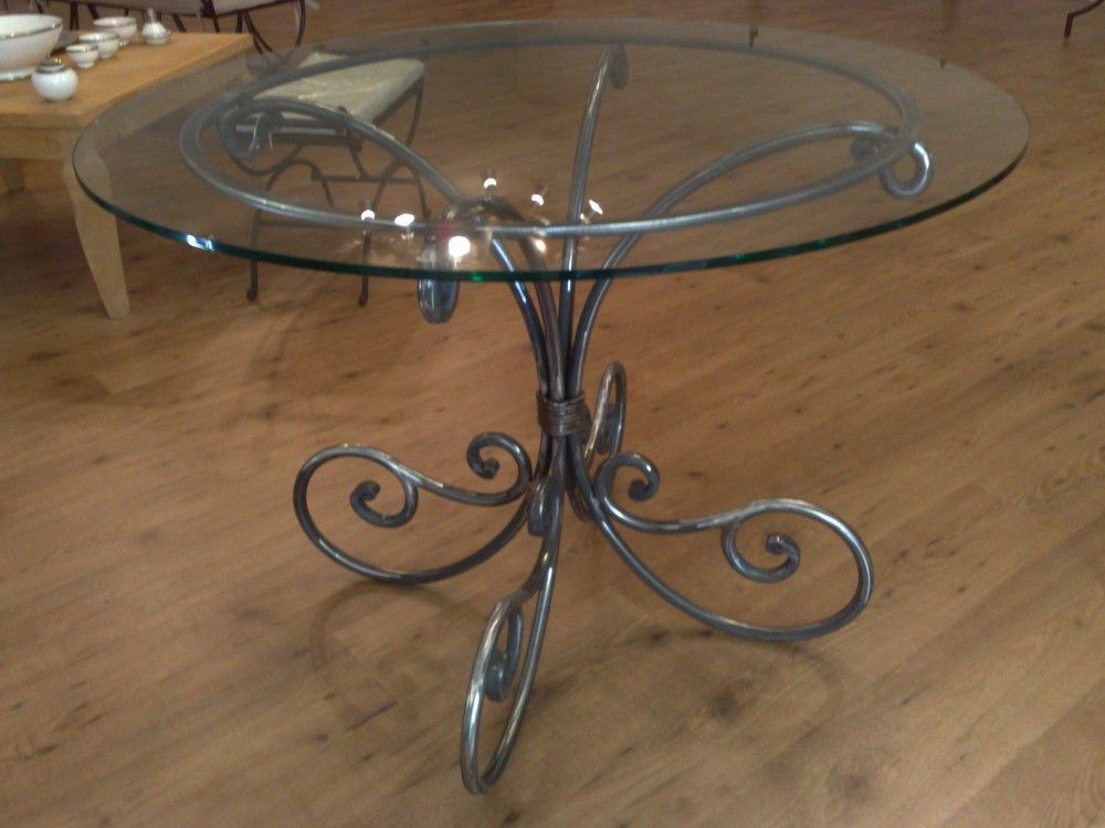 Table en fer forgé avec un plateau en verre en intérieur