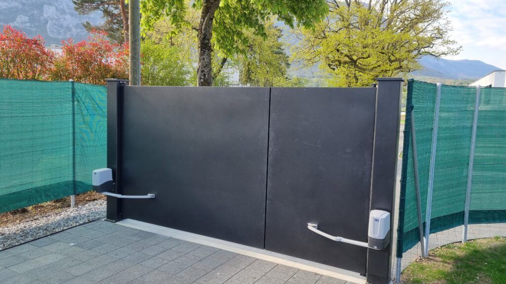 Autre modèle de portail à doubles battants motorisé, version noire