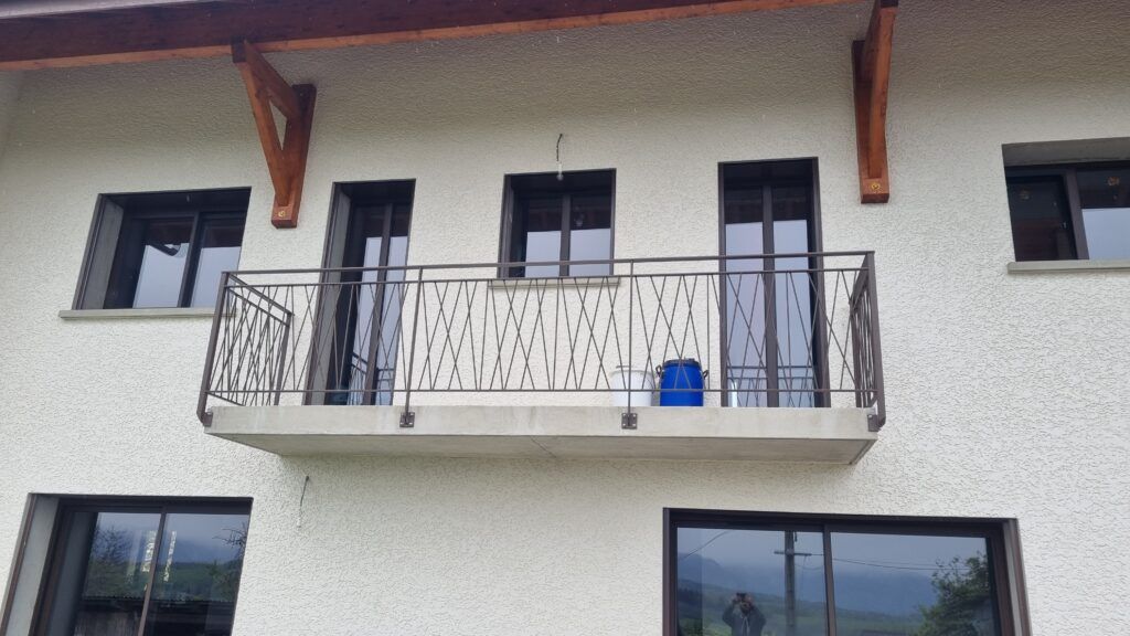 Garde-corps en acier sur mesure le long d'un balcon
