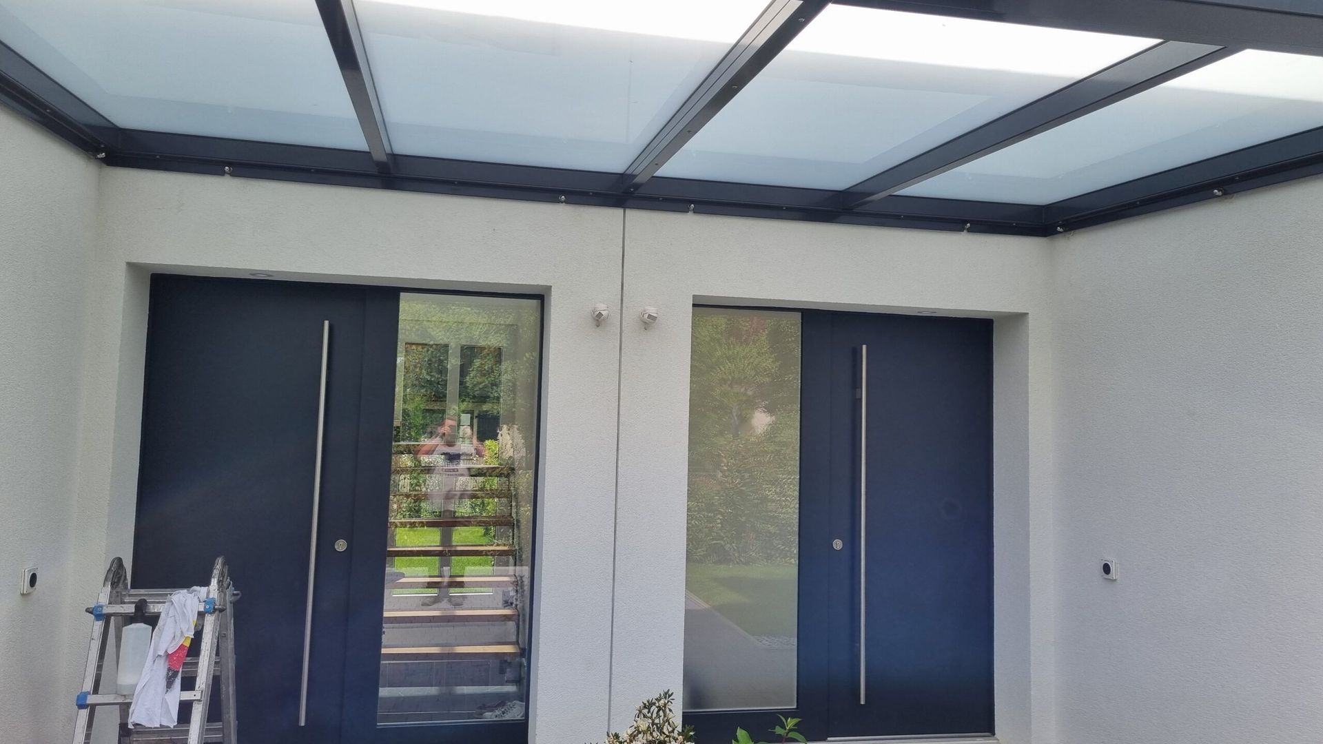 Pose d'une double-fenêtre avec une protection au-dessus avec une marquise constituée de vitres opaques