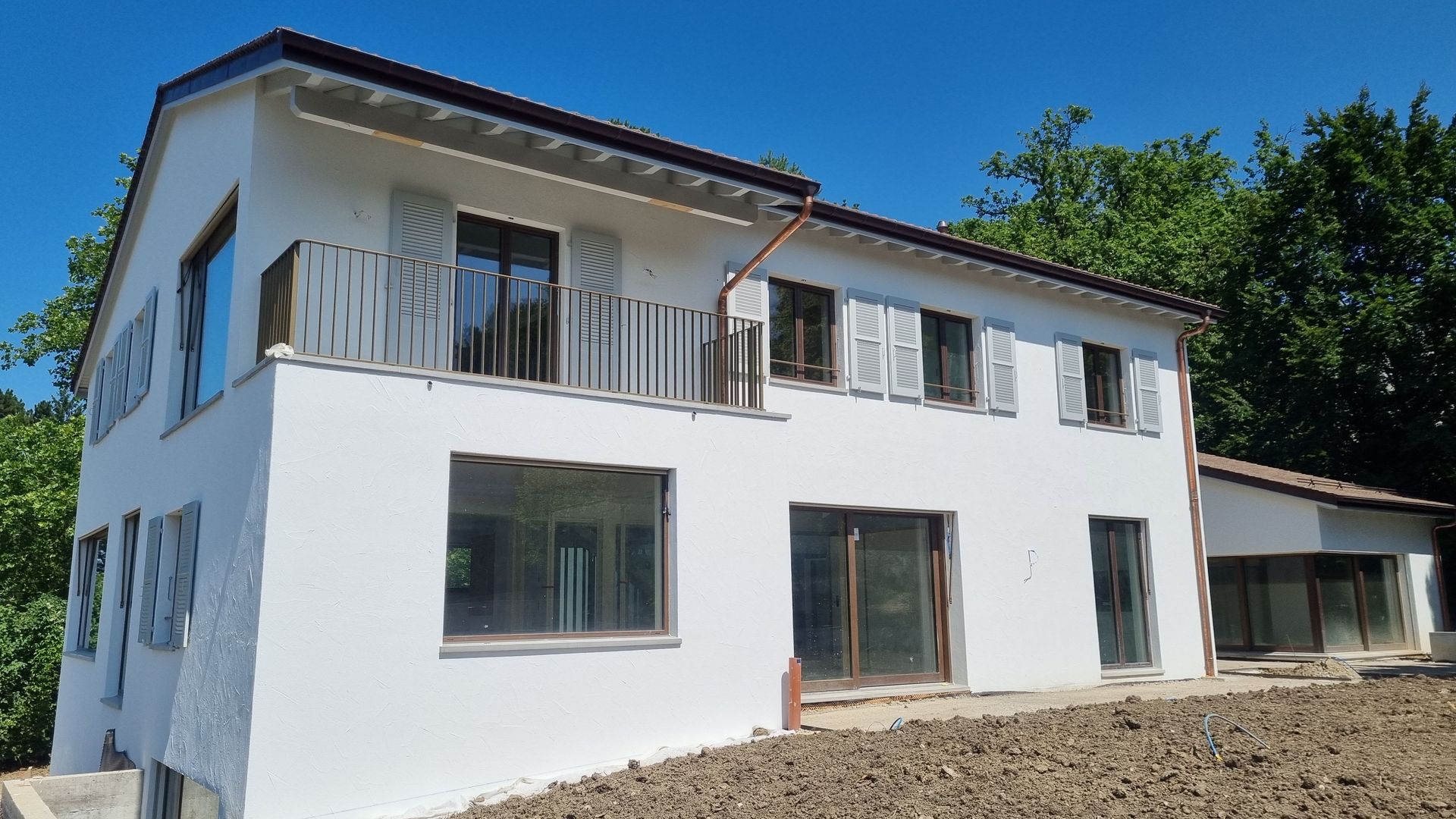 Façade d'une maison avec de nouvelles fenêtres et un garde-corps métallique