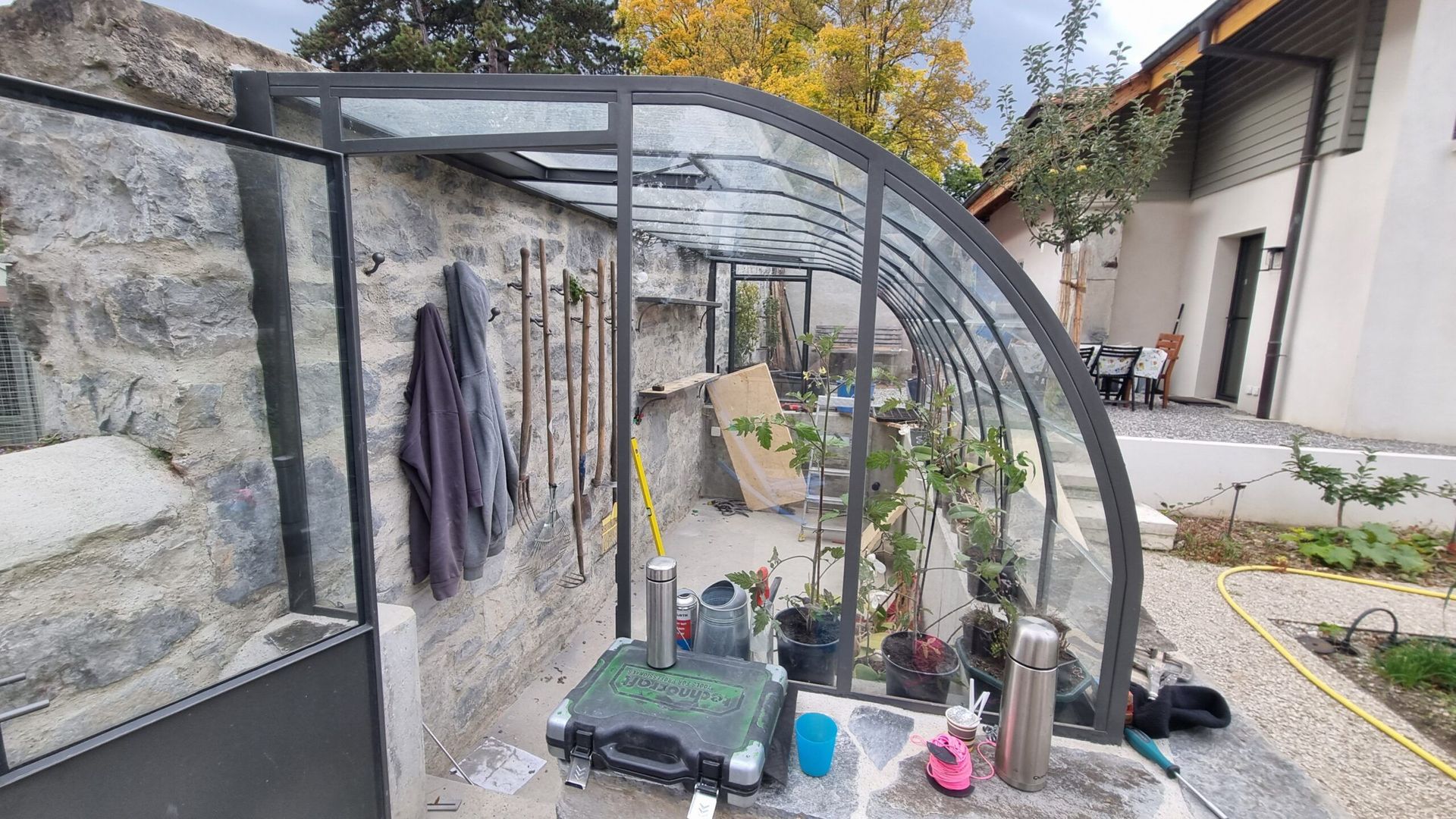 Zoom sur une serre en fer forgé avec des vitres arrondies