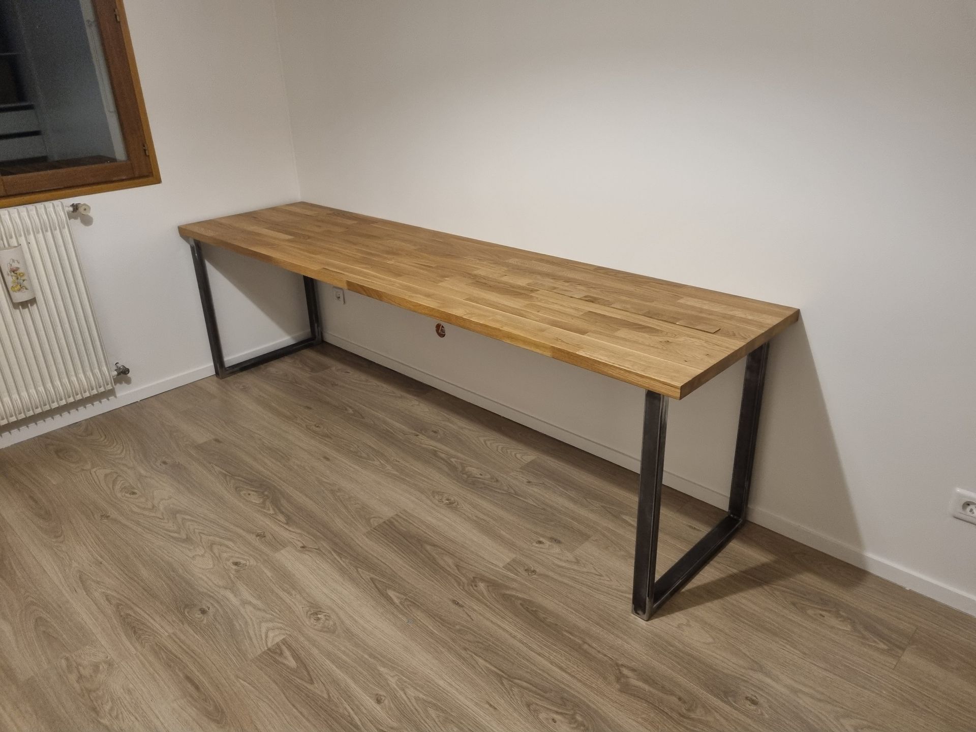 Longue table en bois avec des pieds métalliques